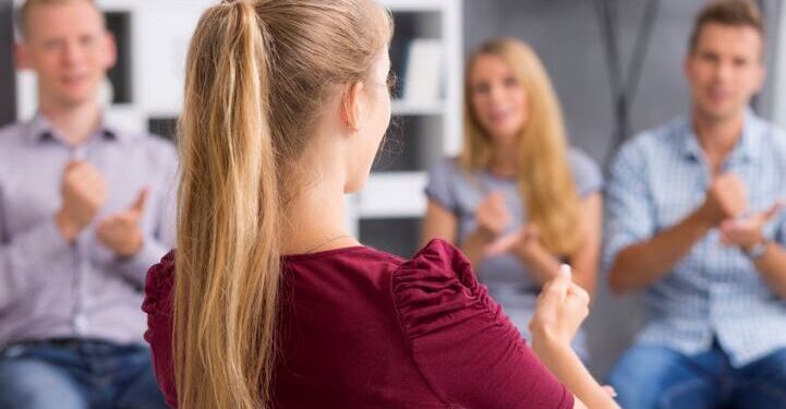 isaret dili ogretmeni nasil olunur okeanos tercume 721x445 1 Yeminli Tercüme